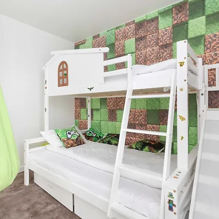Rodzinny Blisko Morza Inspirowany Gra Minecraft Z Konsola Do Gier By Renters * Jastrzębia Góra